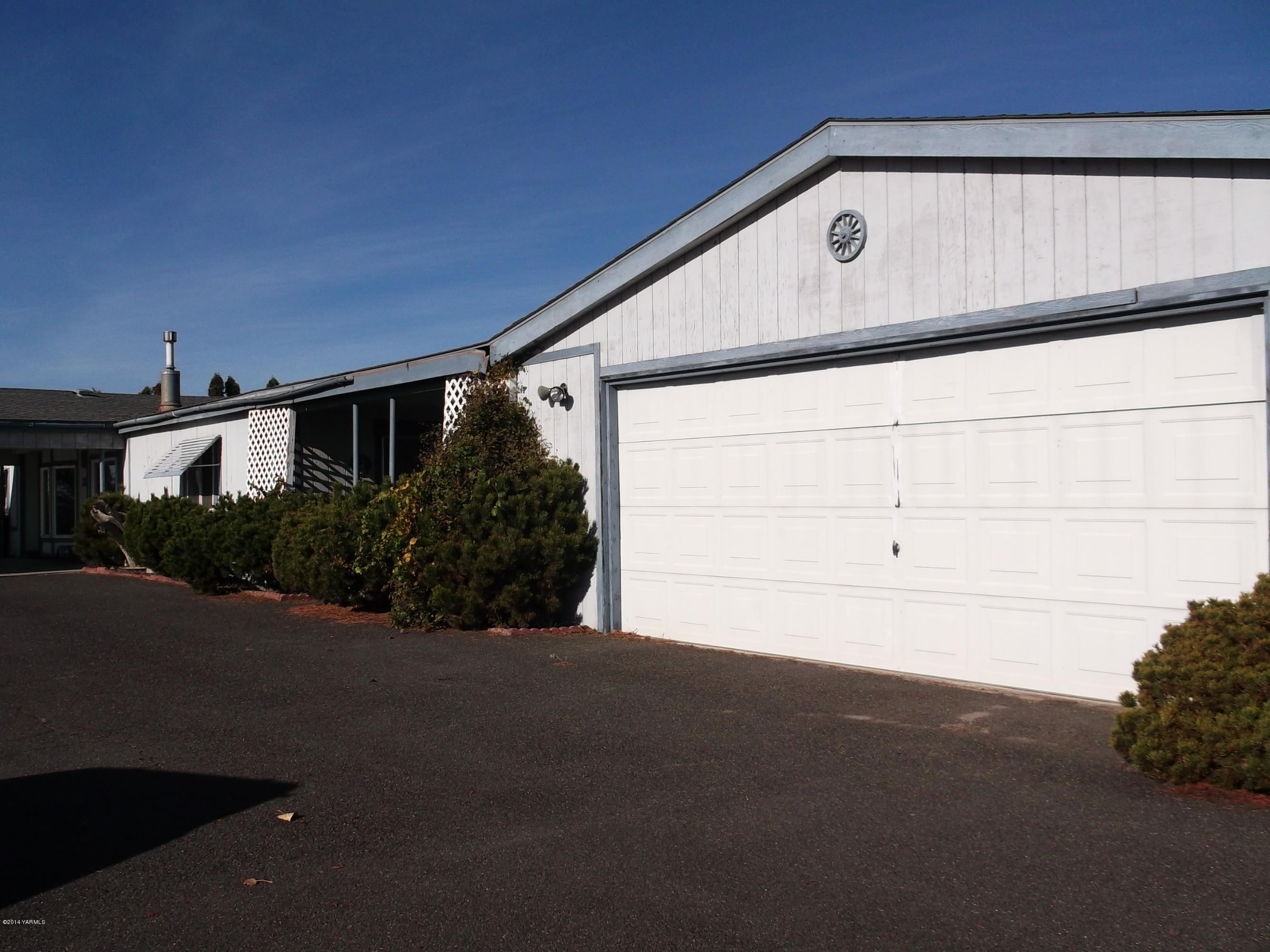 2191 Arrowsmith Road Sunnyside, WA 98944 - Photo 2 of 7 a view of outdoor space and garage