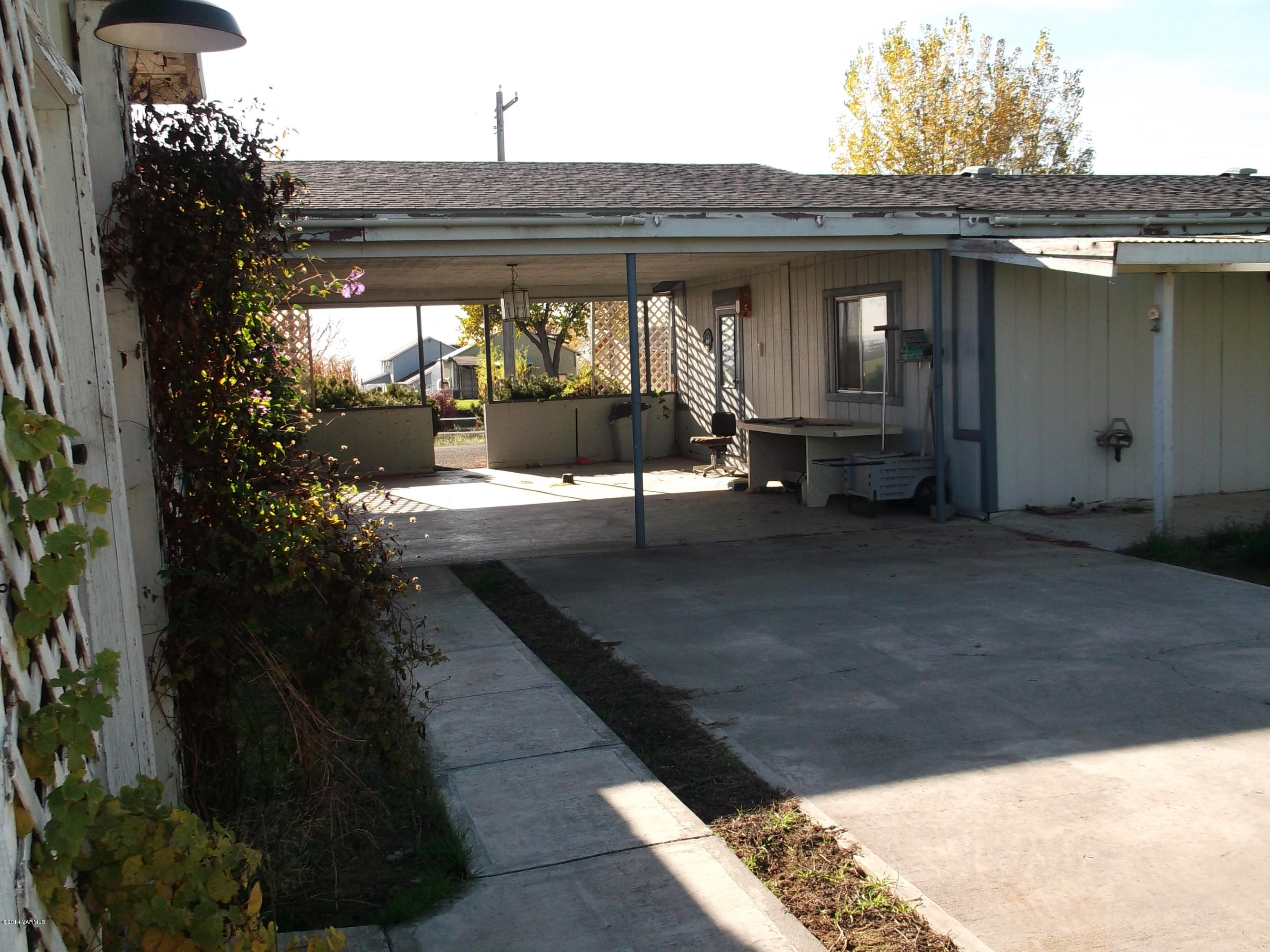 2191 Arrowsmith Road Sunnyside, WA 98944 - Photo 5 of 7 a view of a patio