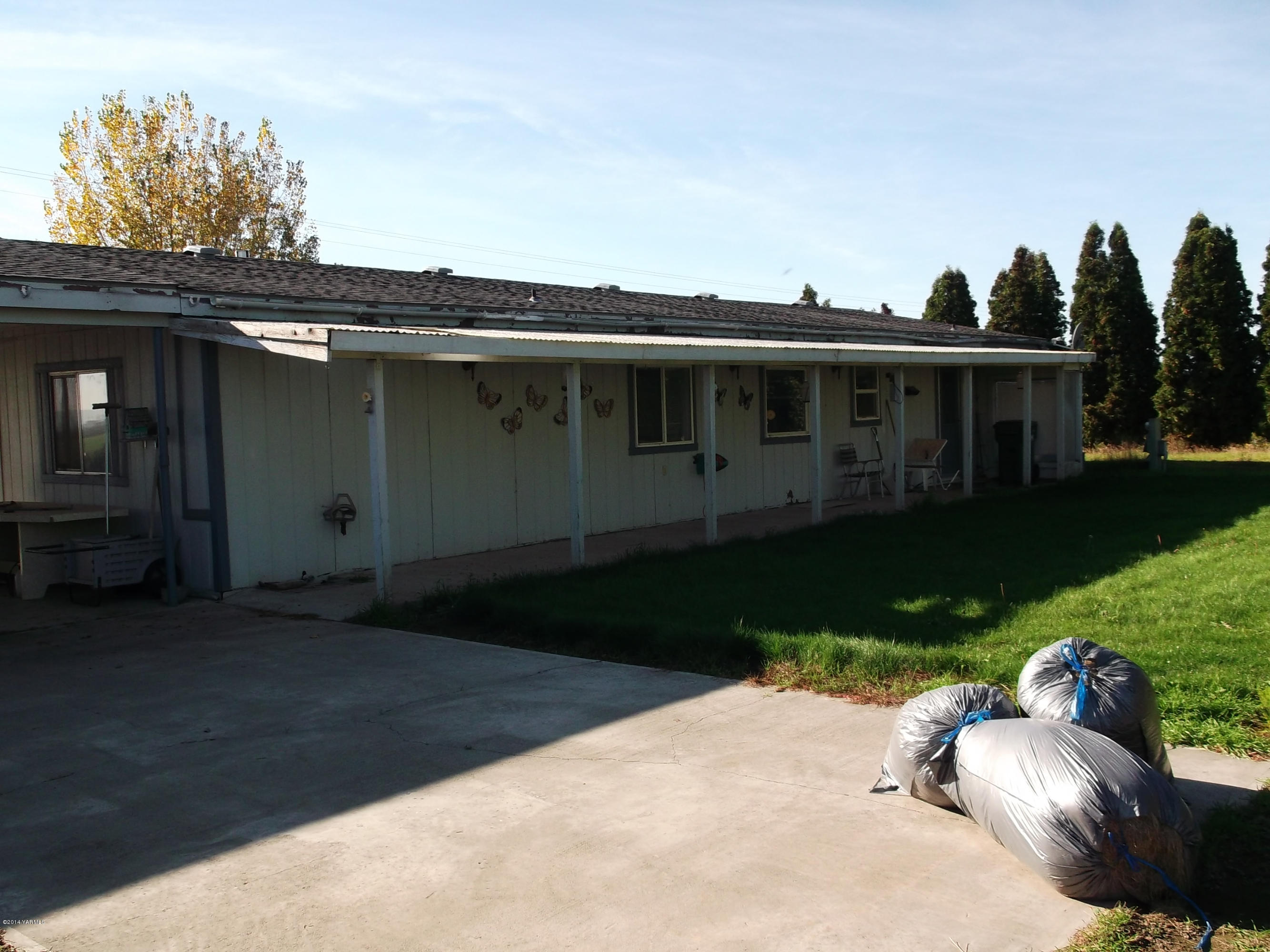 2191 Arrowsmith Road Sunnyside, WA 98944 - Photo 6 of 7 a view of a house with a yard