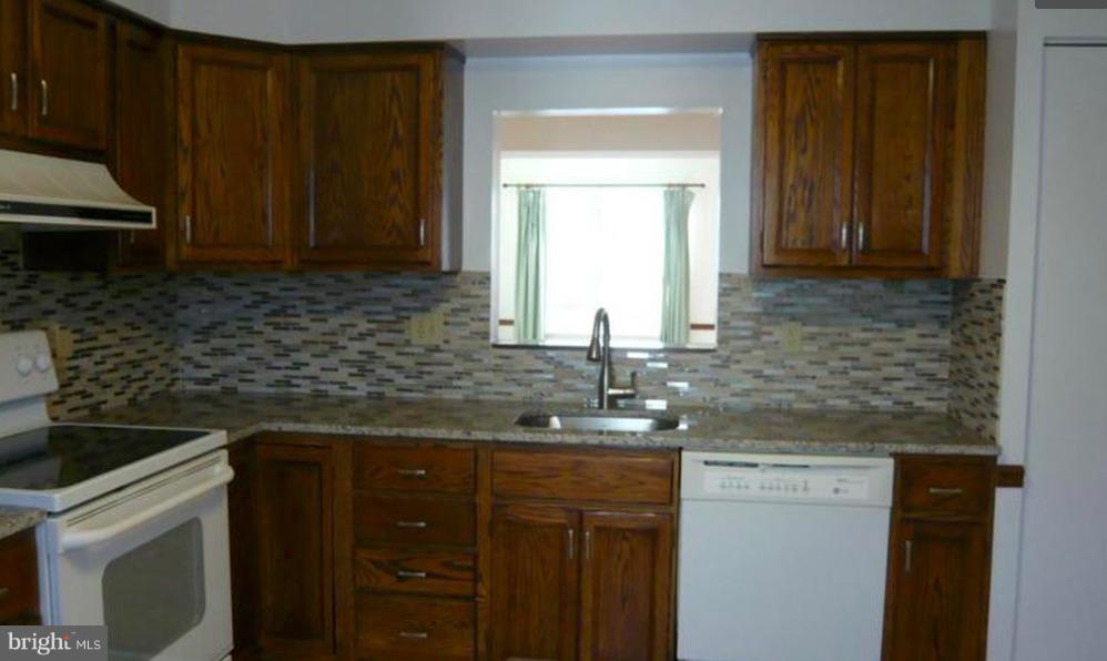 2833 Schoolhouse Circle Silver Spring, MD 20902 - Photo 5 of 15 Kitchen