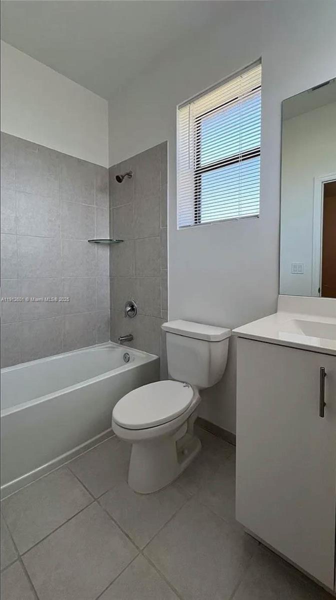 561 Northeast 208th Terrace, Unit 561 Miami, FL 33179 - Photo 25 of 31 a bathroom with a toilet a sink and bathtub