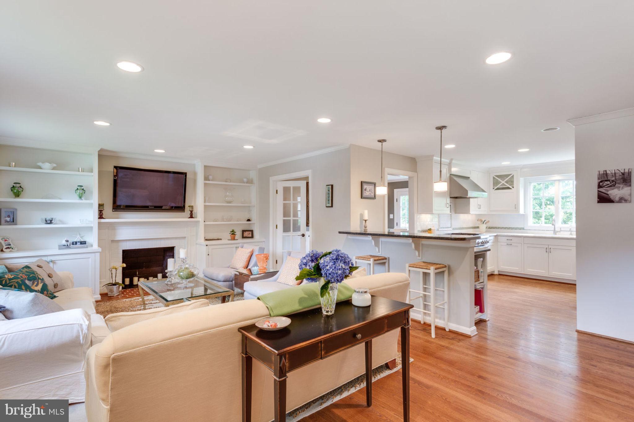 7102 Thrasher Road McLean, VA 22101 - Photo 2 of 23 Open living spaces with hardwood floors