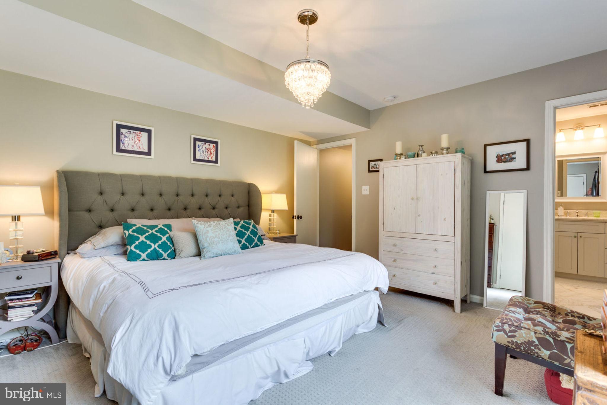 7102 Thrasher Road McLean, VA 22101 - Photo 12 of 23 Main Level Owner bedroom suite