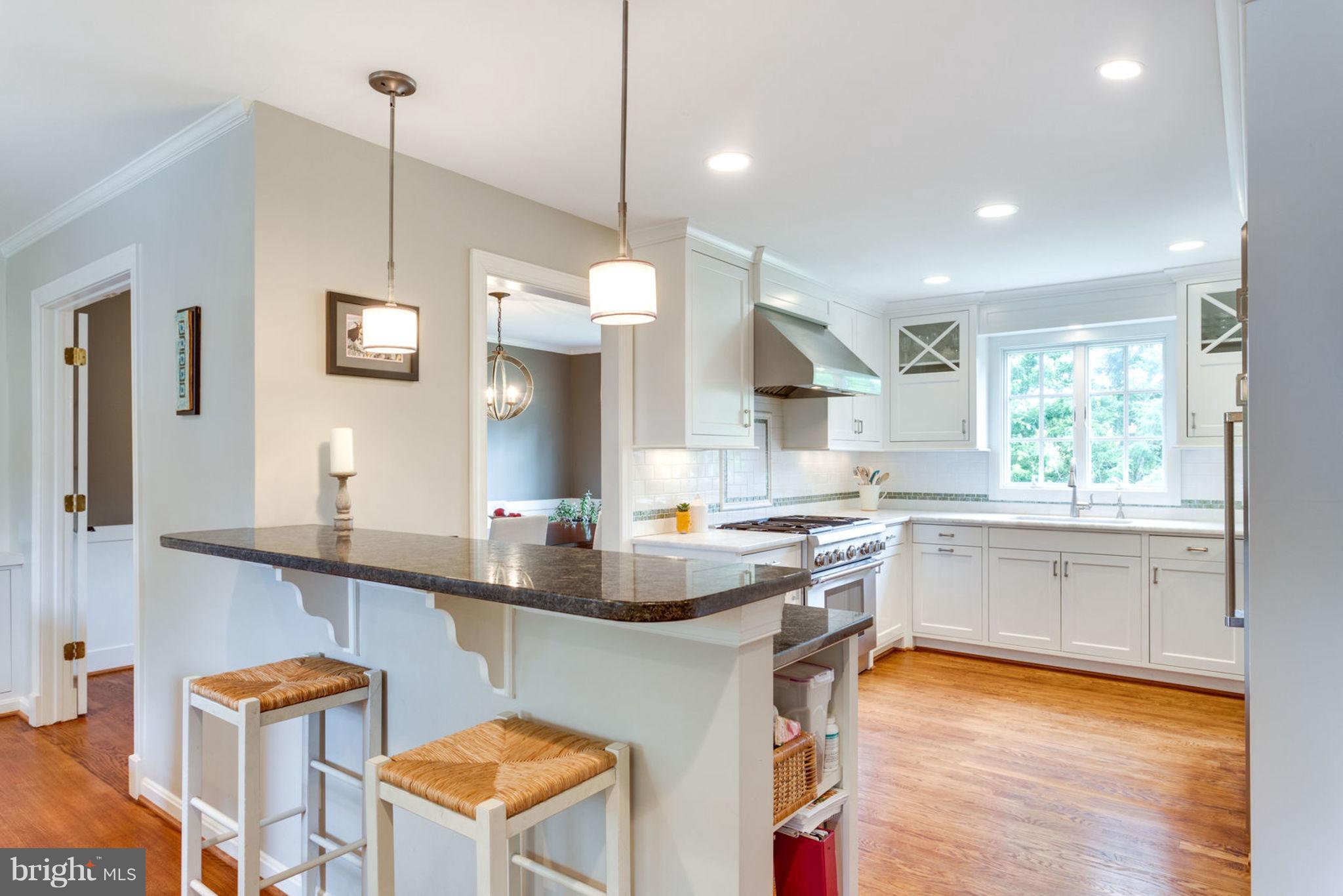 7102 Thrasher Road McLean, VA 22101 - Photo 6 of 23 Eat in Breakfast Bar