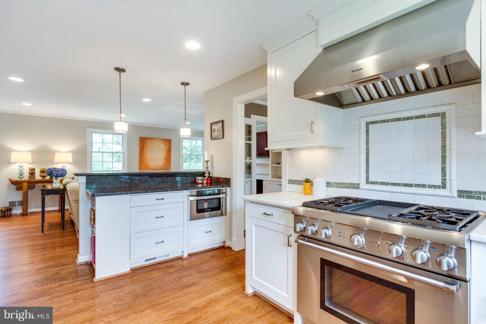 7102 Thrasher Road McLean, VA 22101 - Photo 7 of 23 Thermador stainless steel professional gas range