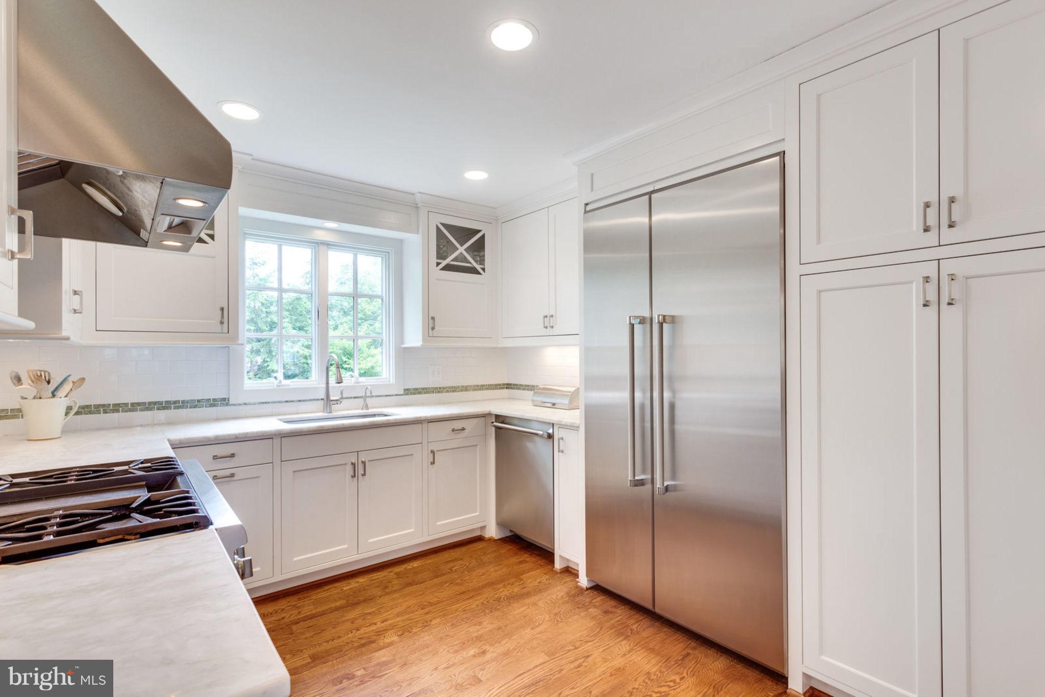 7102 Thrasher Road McLean, VA 22101 - Photo 8 of 23 Thermador built-in refrigerator