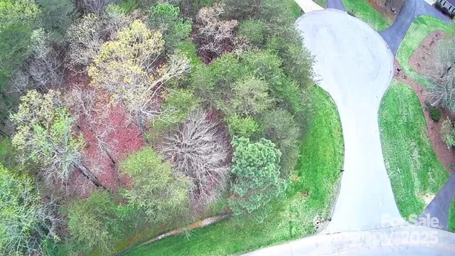 a sign that is sitting on a brick wall