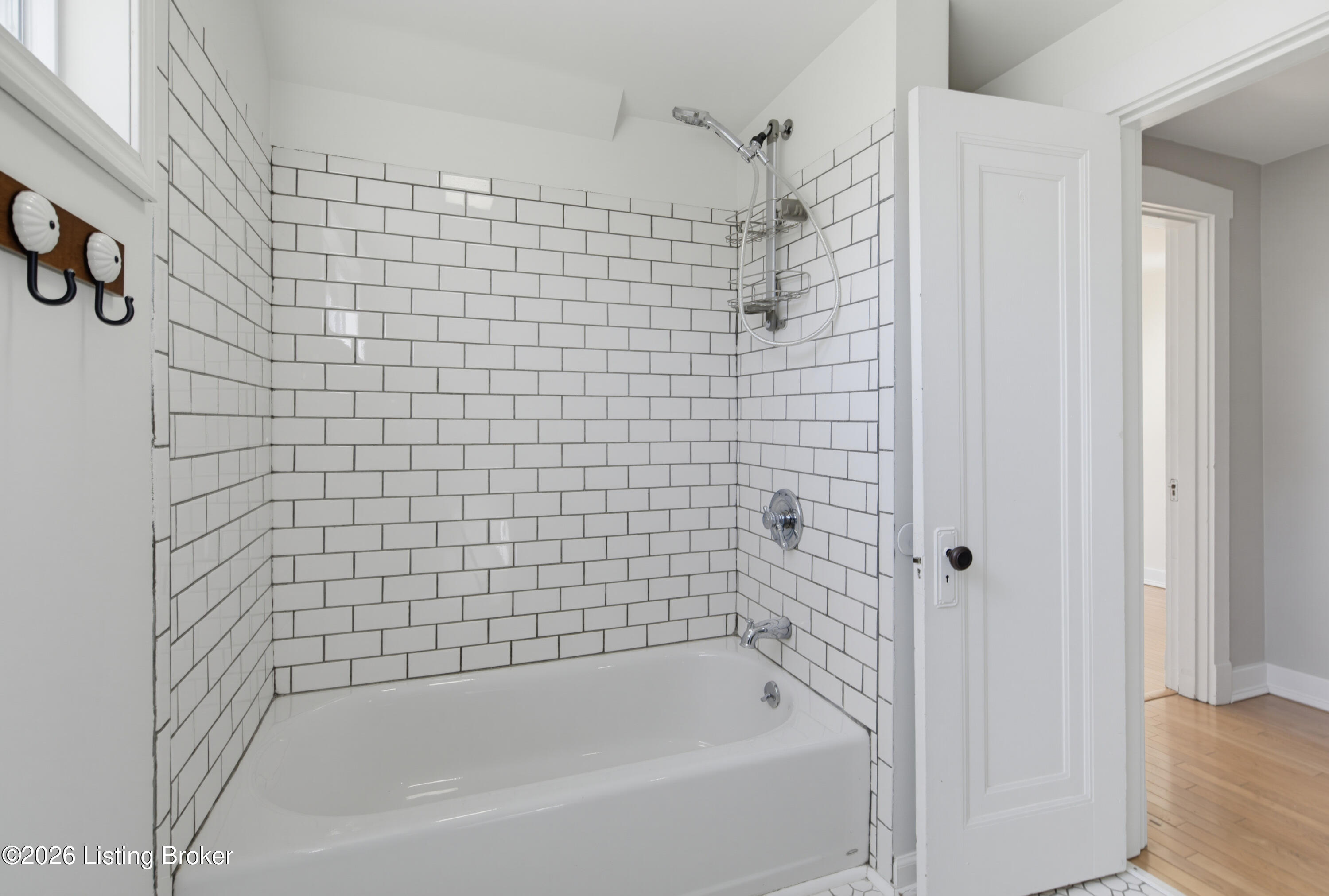 302 Iola Road Louisville, KY 40207 - Photo 27 of 36 Second Floor Full Bath