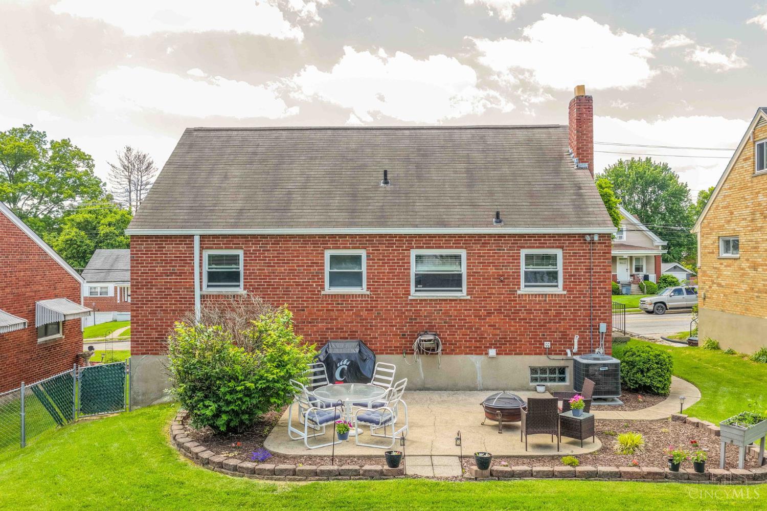 5542 Lawrence Road Cincinnati, OH 45248 - Photo 6 of 32