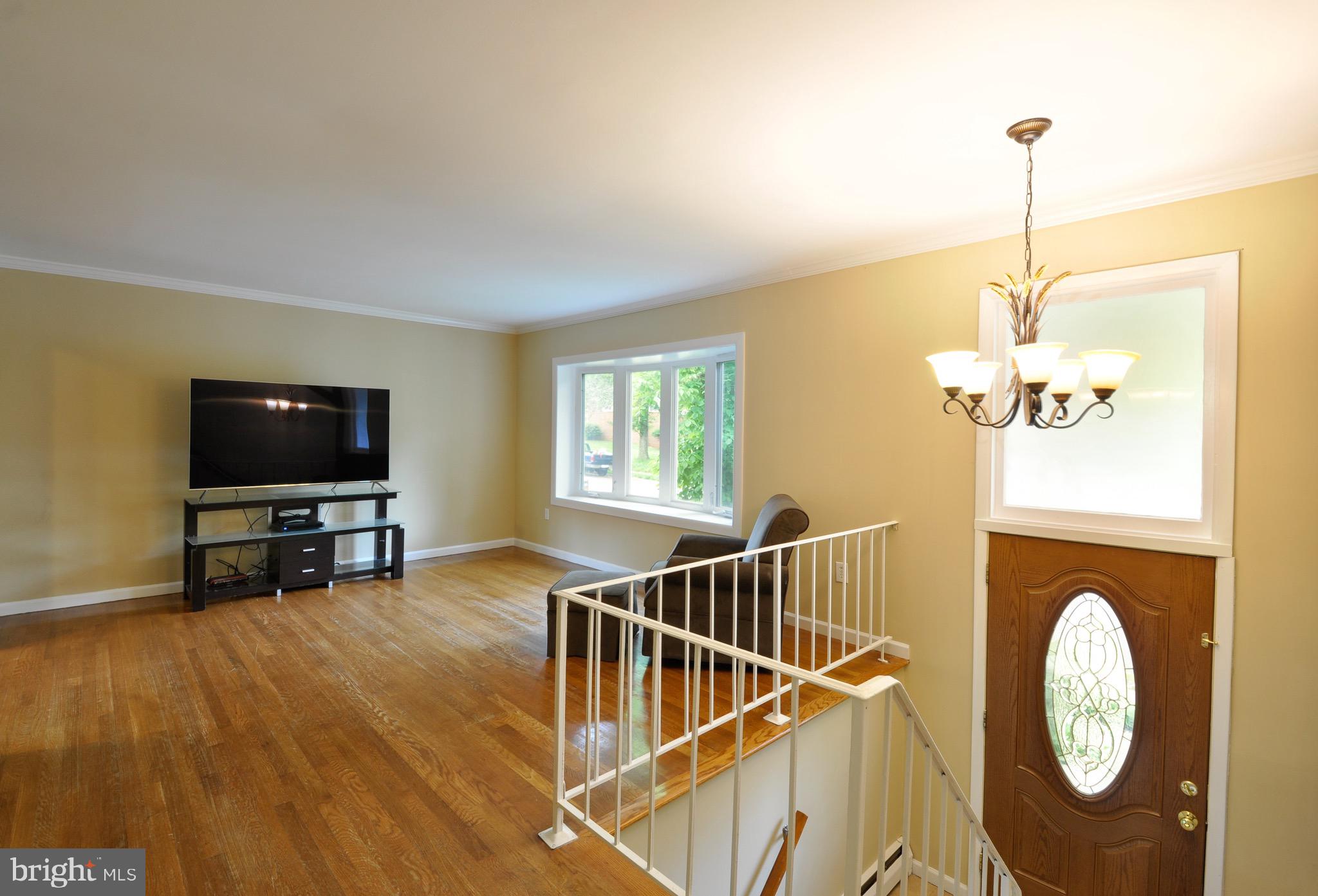 13707 Kingsman Road Woodbridge, VA 22193 - Photo 4 of 33 Gallery Image 4