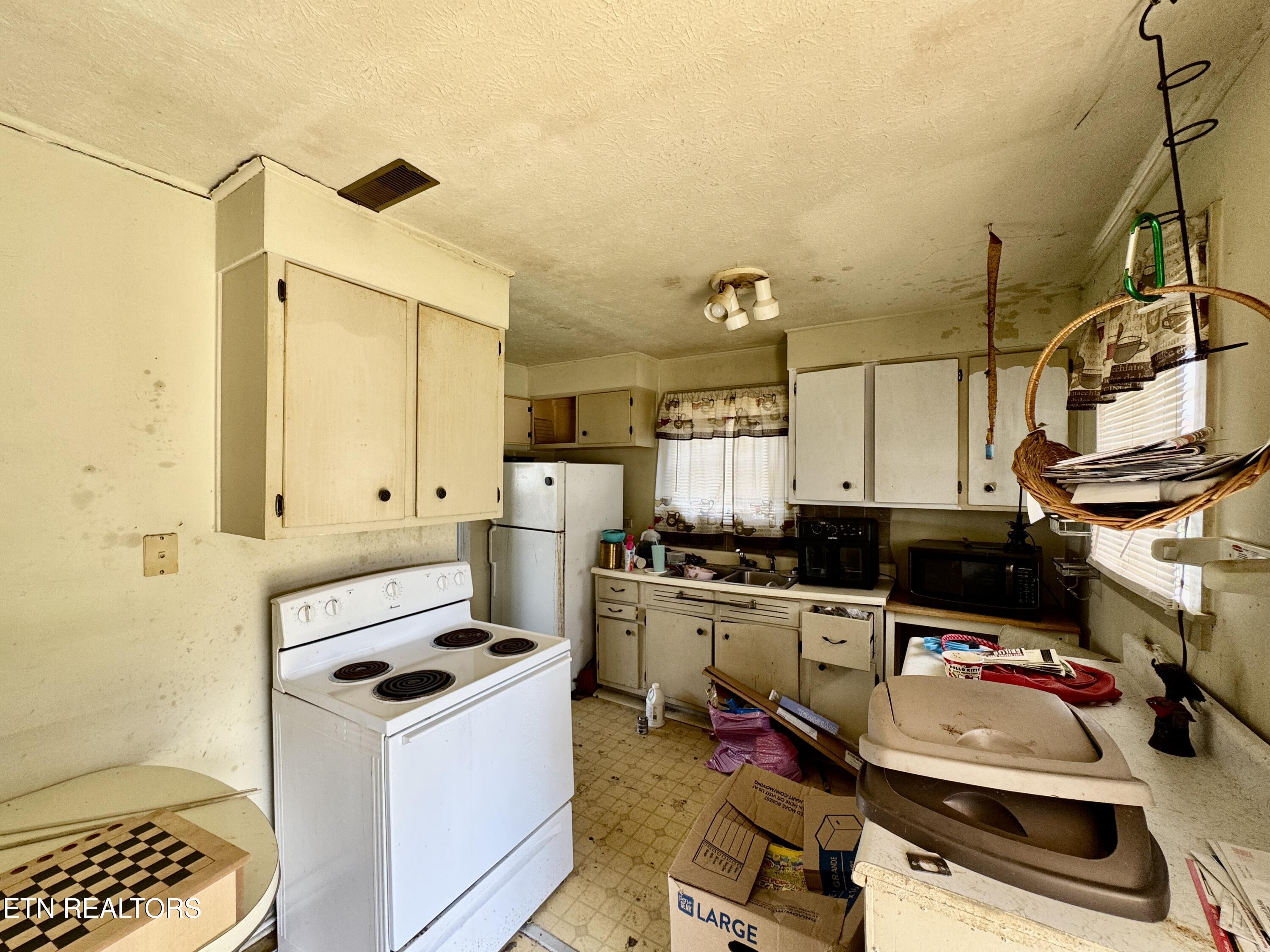 121 Marshall Circle Oak Ridge, TN 37830 - Photo 11 of 20 11