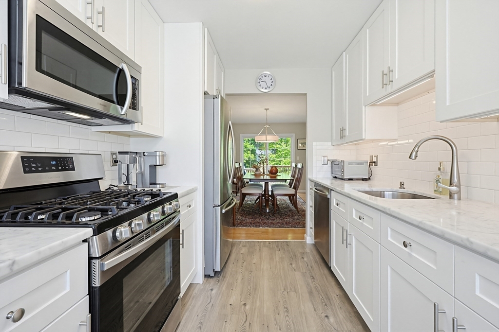 27 Country Hill Road, Unit 27 Holden, MA 01522 - Photo 4 of 38