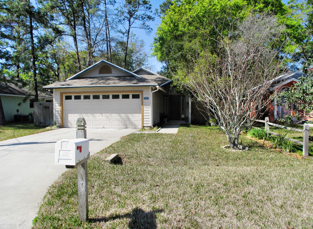 954 Stocks Street Atlantic Beach, FL 32233 - Photo 2 of 21 a front view of a house with garden