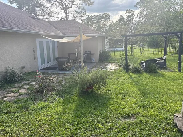 a view of a backyard