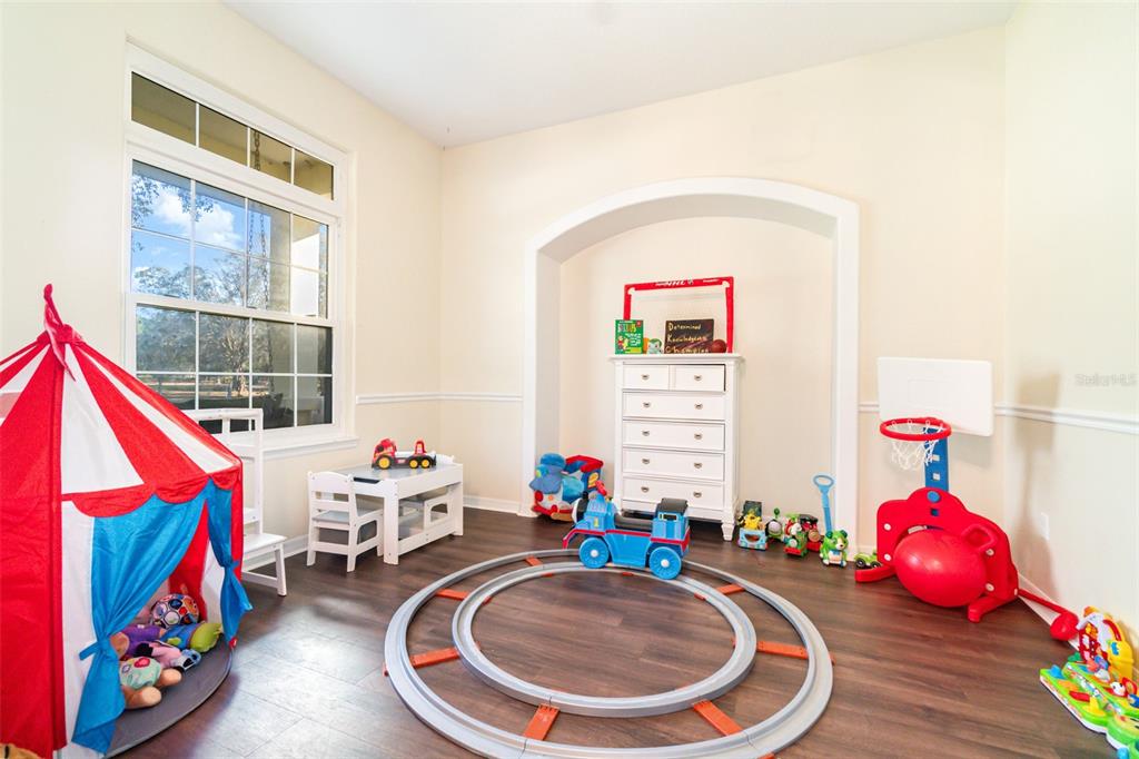 22631 Robbins Road Astatula, FL 34705 - Photo 13 of 35 a room with furniture and a couch