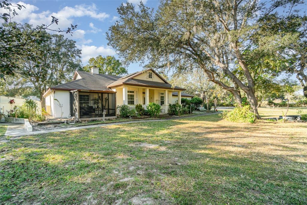 22631 Robbins Road Astatula, FL 34705 - Photo 2 of 35 a front view of a house with a garden