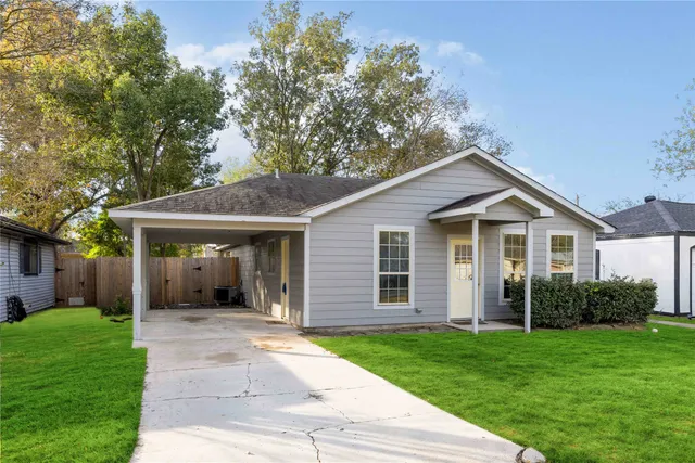 $1,600 | 4914 27th Street East, Dickinson, TX 77539