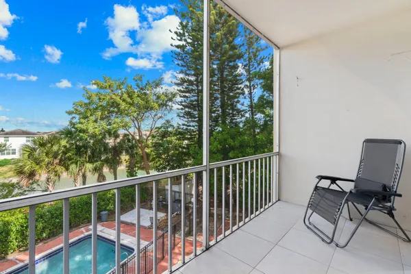$2,200 | 1101 Crystal Lake Drive, Unit 309, Pompano Beach, FL 33064