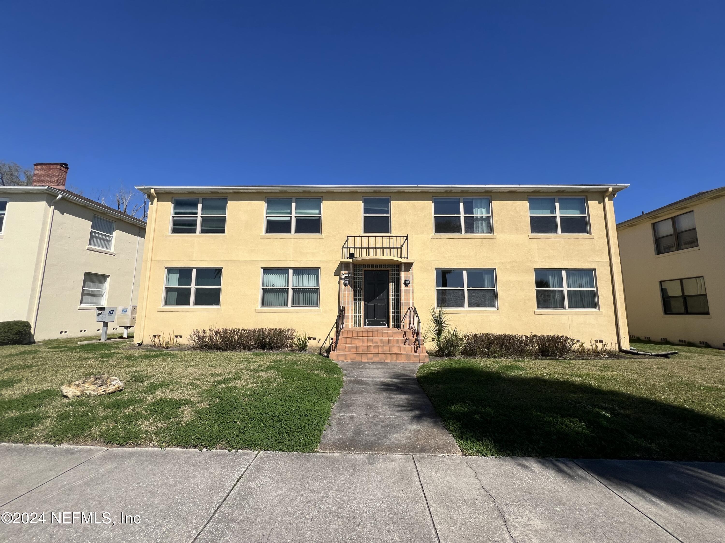 1781 River Road, Unit 4 Jacksonville, FL 32207 - Photo 2 of 24 a front view of a house with a yard
