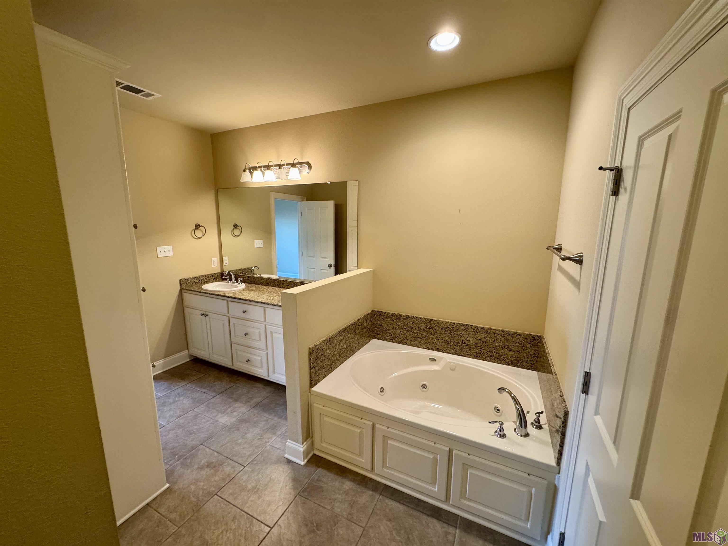 18019 Spring Creek Drive Baton Rouge, LA 70817 - Photo 10 of 16 Separate Vanities