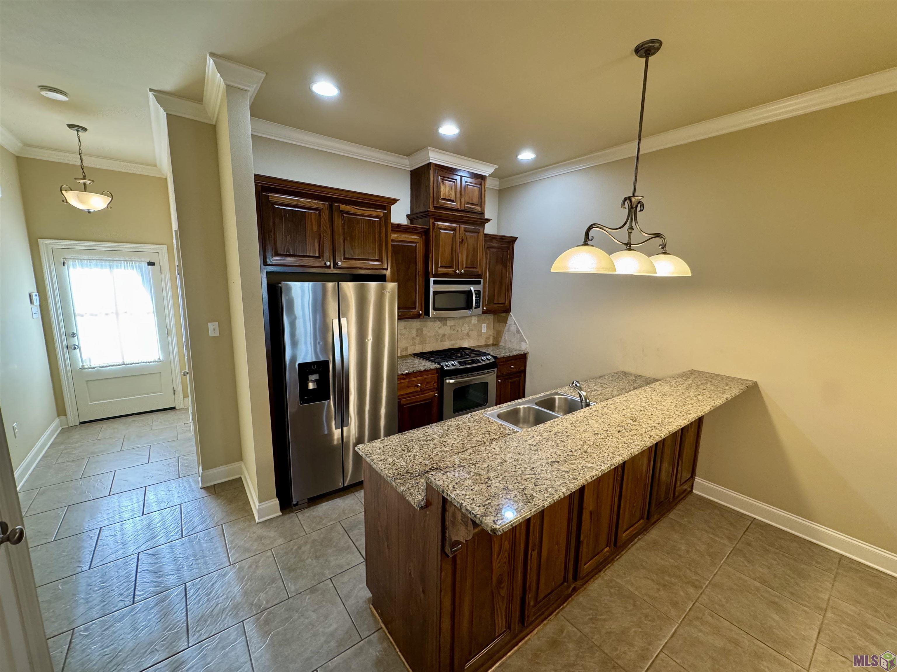 18019 Spring Creek Drive Baton Rouge, LA 70817 - Photo 2 of 16 Custom Cabinets