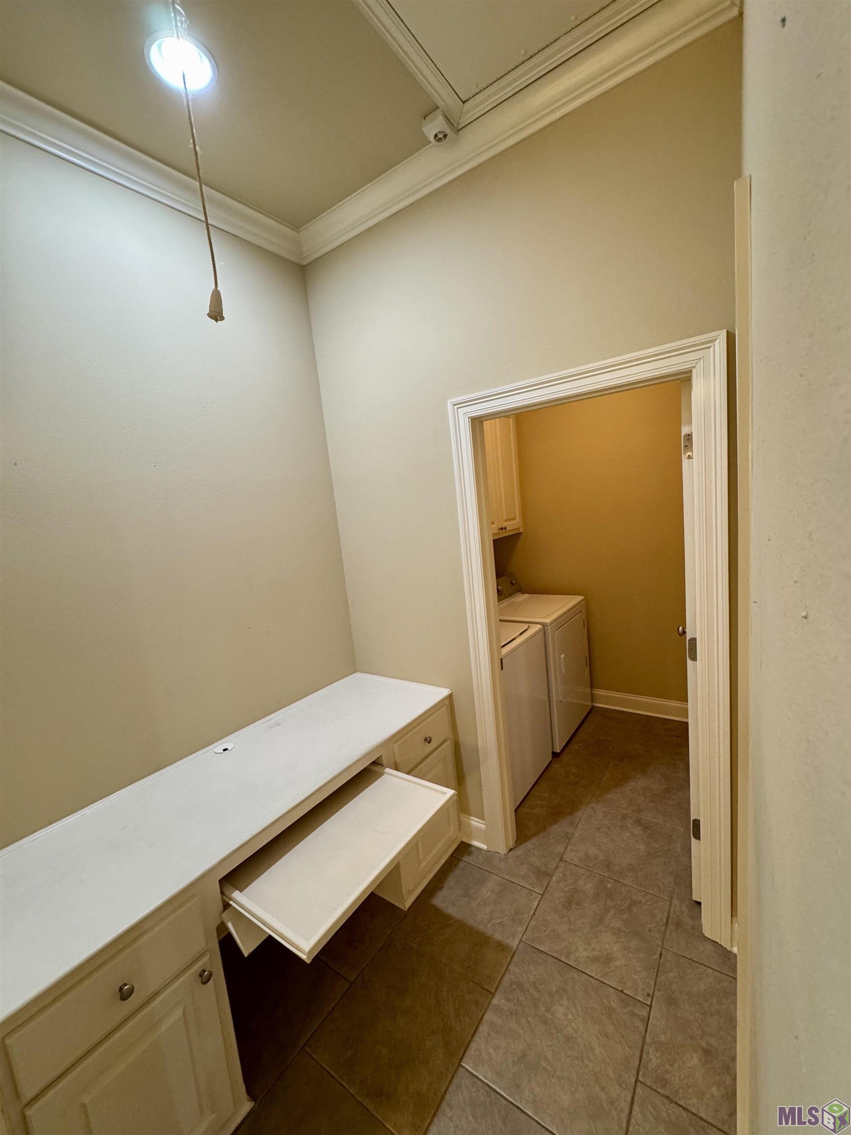 18019 Spring Creek Drive Baton Rouge, LA 70817 - Photo 5 of 16 Built-In Desk