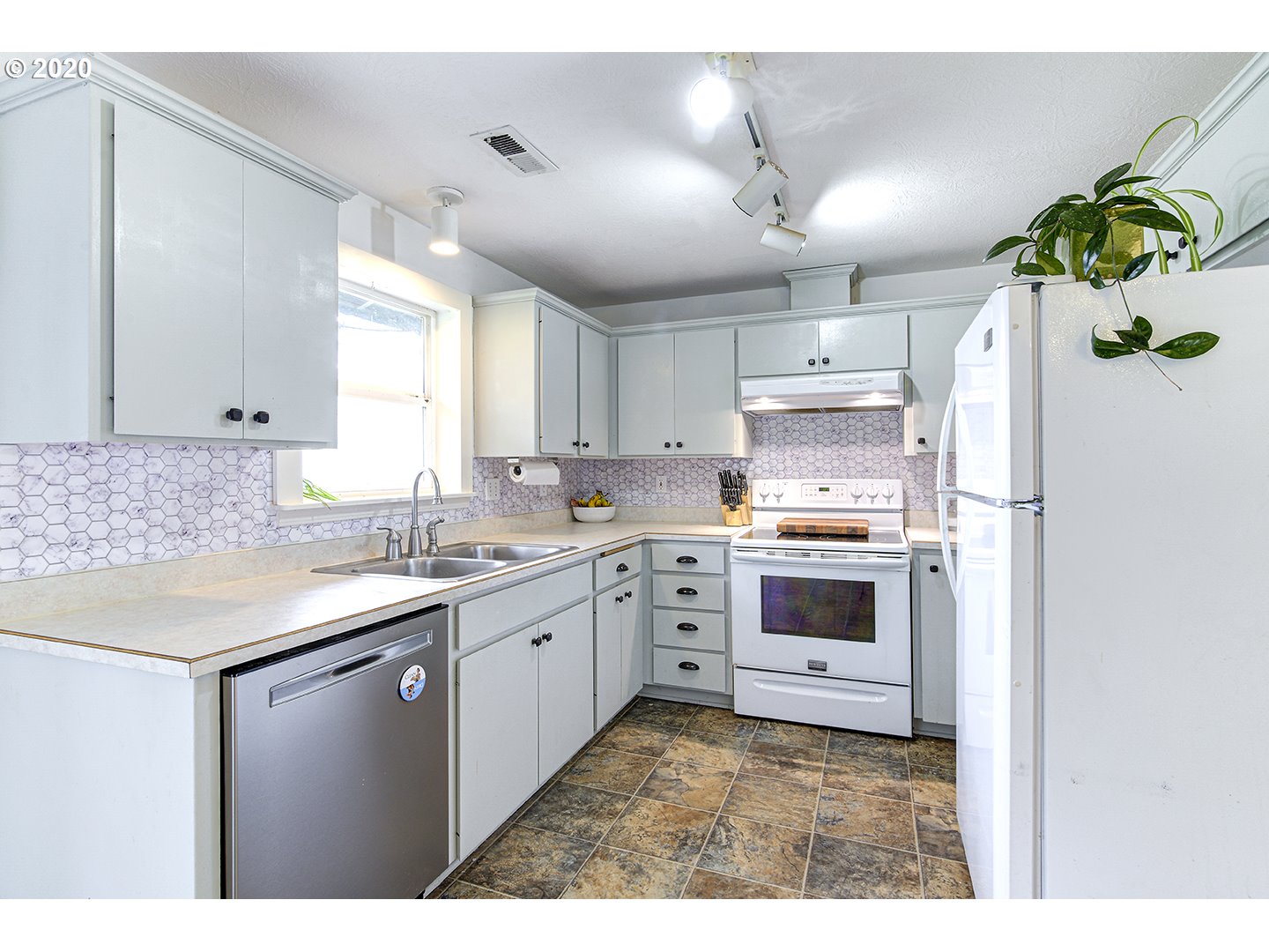 130 Walker Road Lebanon, OR 97355 - Photo 10 of 32 Gallery Image 10