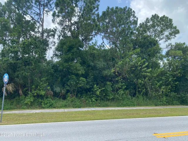 a view of a tennis court