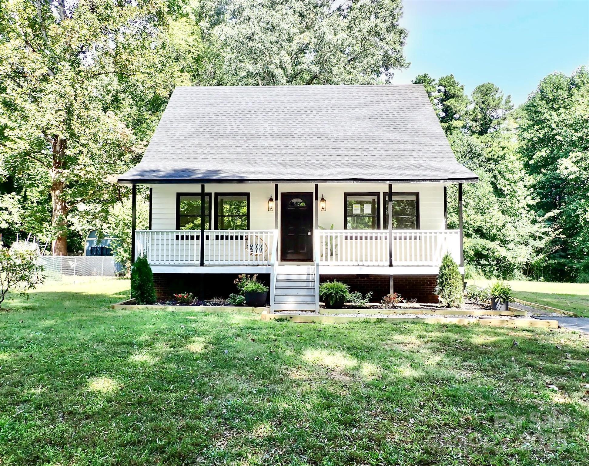 3921 Lake Road Charlotte, NC 28269 - Photo 2 of 38 Gallery Image 2