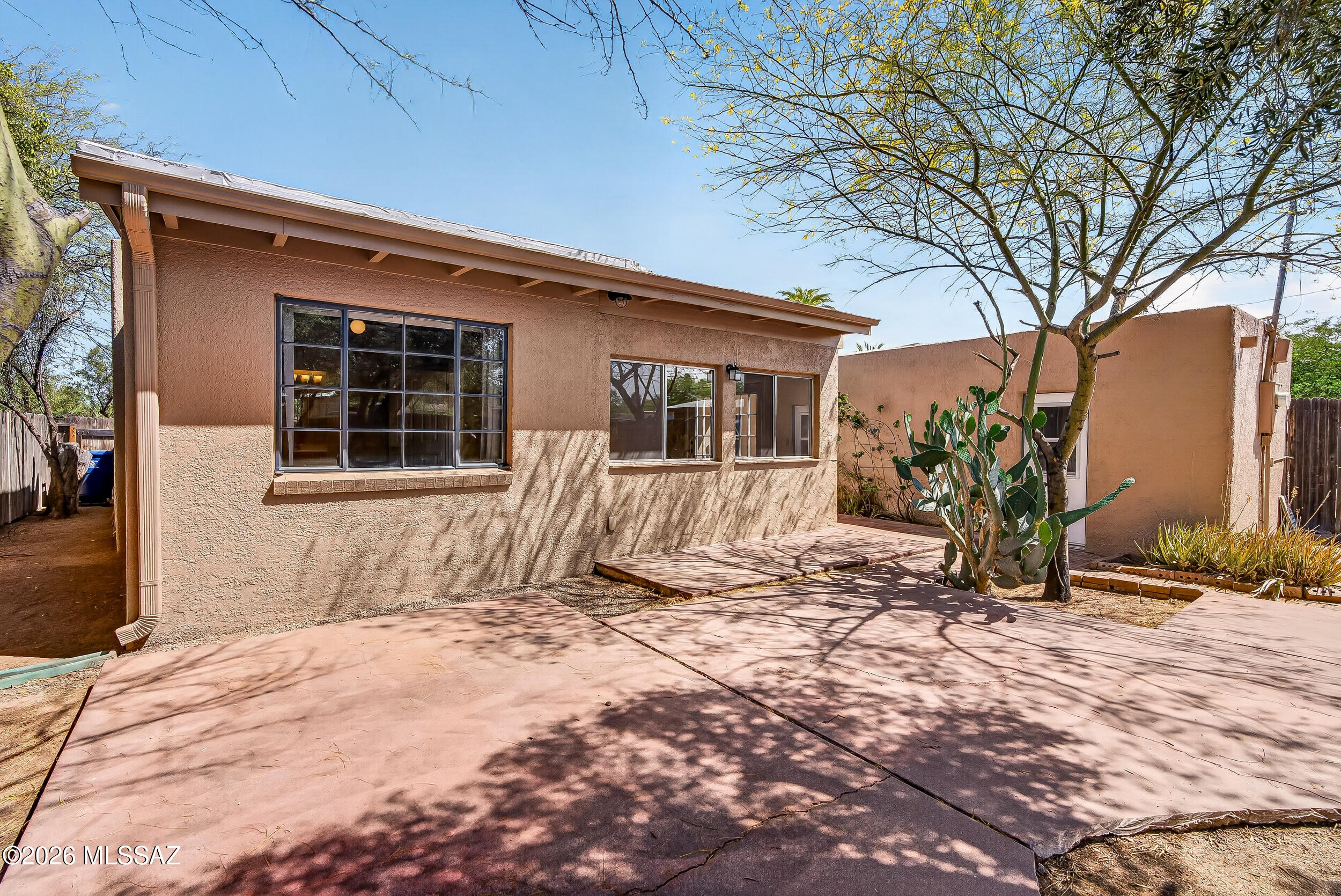 1412 East Spring Street Tucson, AZ 85719 - Photo 39 of 43 a front view of a house with a yard