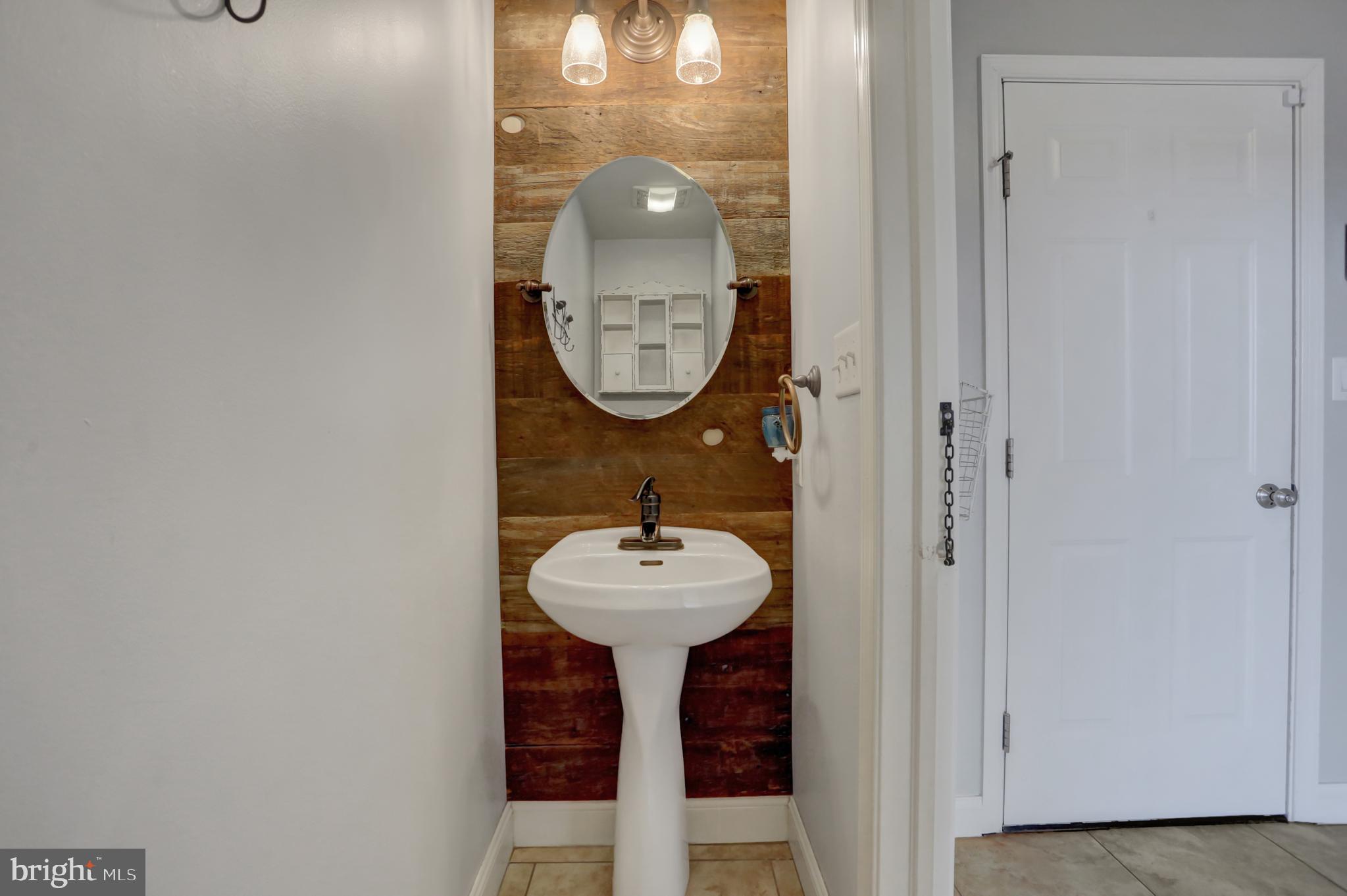 550 Royal Road Palmyra, PA 17078 - Photo 20 of 48 First floor powder room