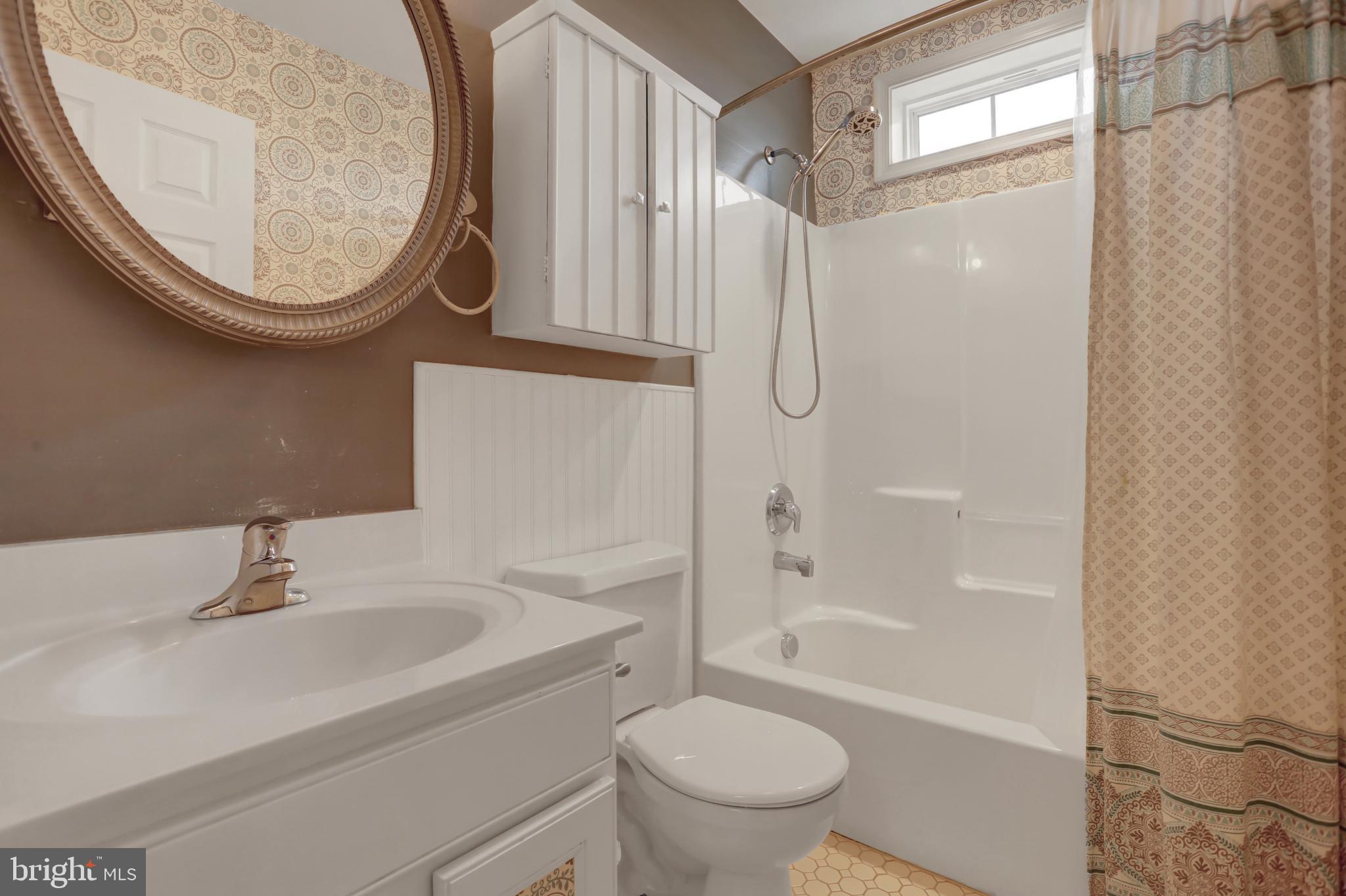 550 Royal Road Palmyra, PA 17078 - Photo 23 of 48 2nd floor hall bath