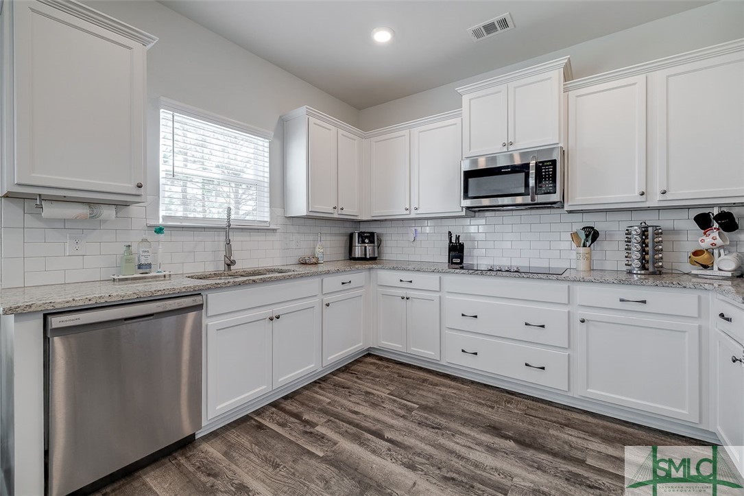 55 Saddlebrush Road Ellabell, GA 31308 - Photo 24 of 50 Crown molding on cabinetry - smooth glass cooktop
