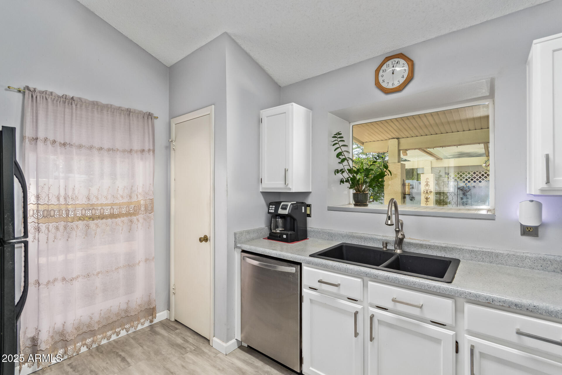 9033 West Hatcher Road Peoria, AZ 85345 - Photo 13 of 30 15 - Hatcher