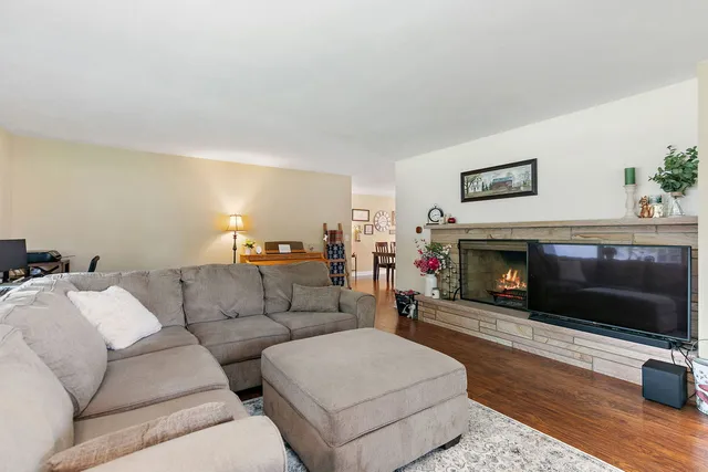 $414,900 | 587 North Clifton Avenue, Elgin, IL 60123