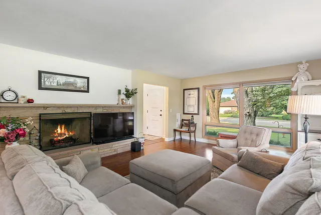 $414,900 | 587 North Clifton Avenue, Elgin, IL 60123