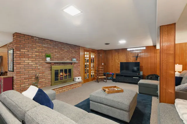 $414,900 | 587 North Clifton Avenue, Elgin, IL 60123