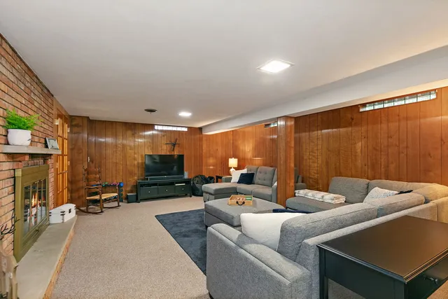 $414,900 | 587 North Clifton Avenue, Elgin, IL 60123