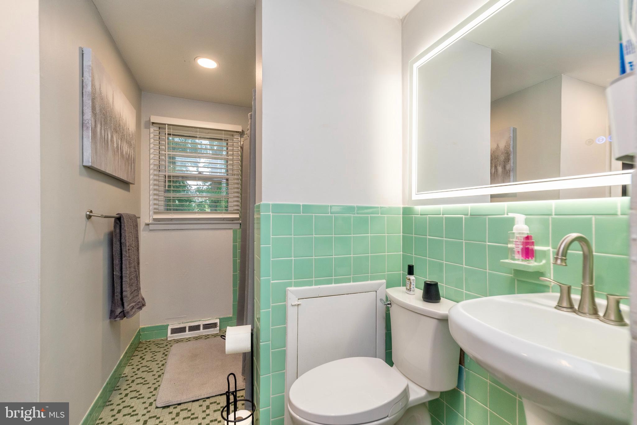 429 Robin Road Hatboro, PA 19040 - Photo 21 of 34 Hall Bathroom with access from Primary Beddroom