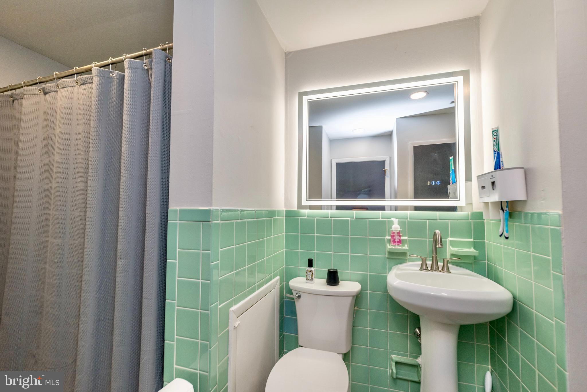 429 Robin Road Hatboro, PA 19040 - Photo 22 of 34 Hall Bathroom with access from Primary Beddroom