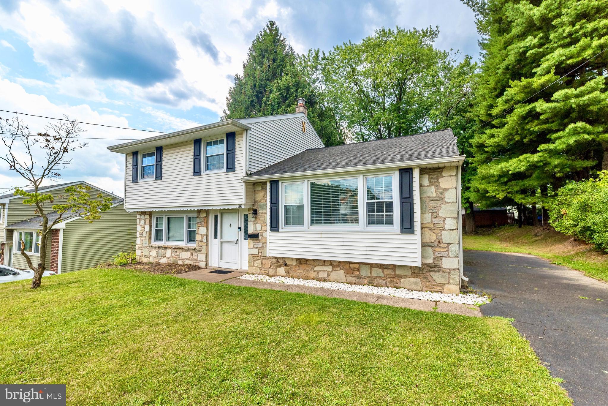 429 Robin Road Hatboro, PA 19040 - Photo 29 of 34 Front view of property