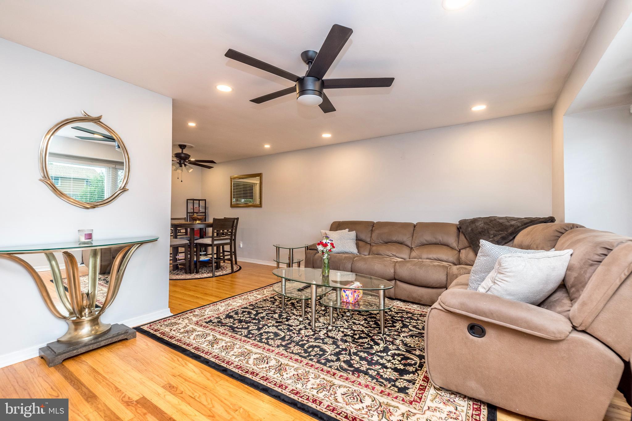 429 Robin Road Hatboro, PA 19040 - Photo 5 of 34 Living room