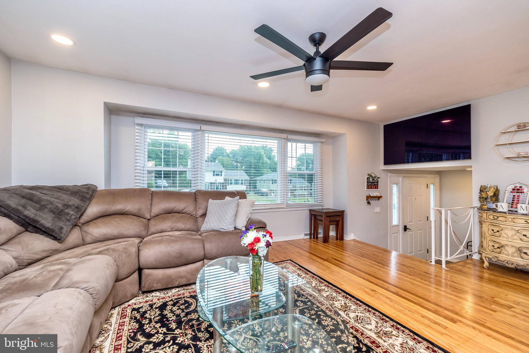 429 Robin Road Hatboro, PA 19040 - Photo 7 of 34 Living room