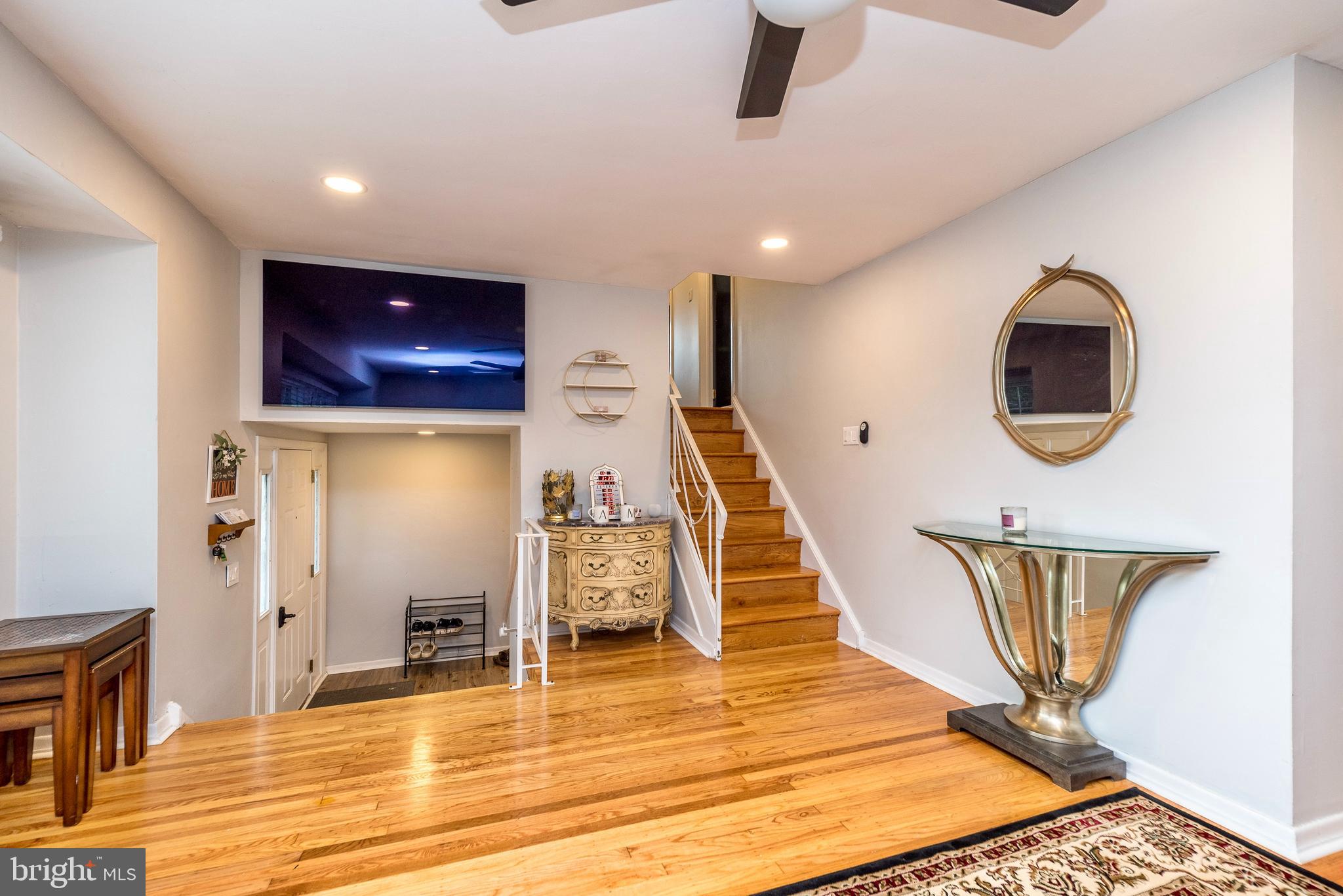 429 Robin Road Hatboro, PA 19040 - Photo 8 of 34 Living room