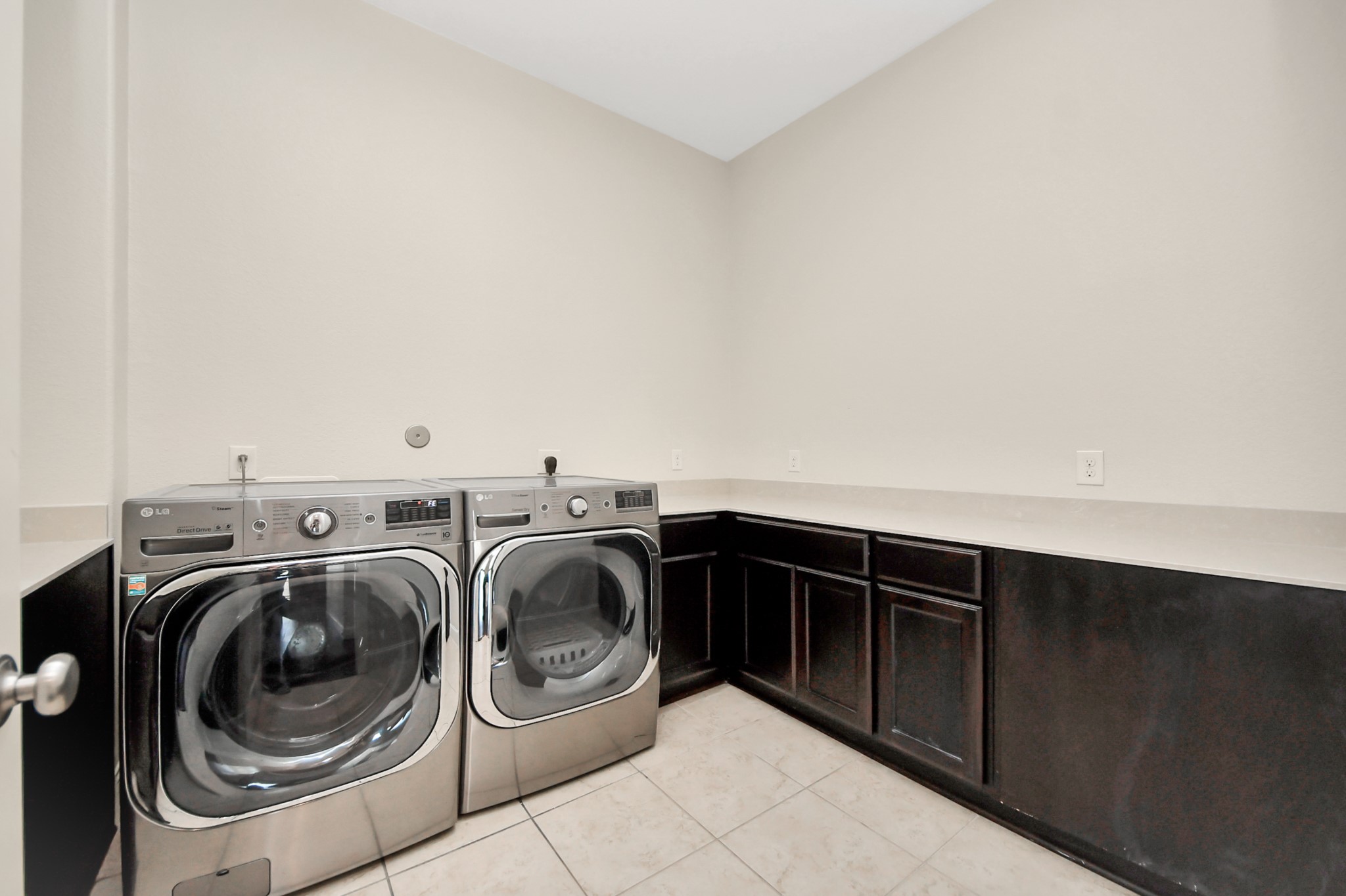 9814 Carver Drive Rosharon, TX 77583 - Photo 19 of 34 Spacious utility room