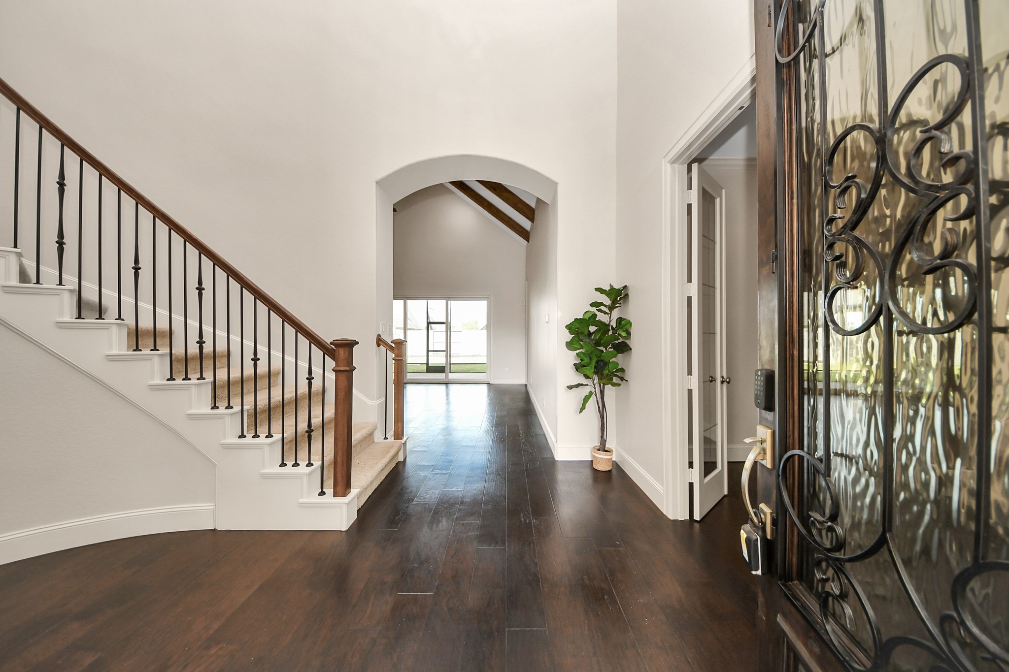 9814 Carver Drive Rosharon, TX 77583 - Photo 4 of 34 Grand entrance with spiral staircase!