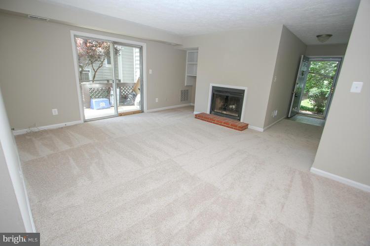 9999 Oakton Terrace Road, Unit 9999 Oakton, VA 22124 - Photo 12 of 30 Living Room