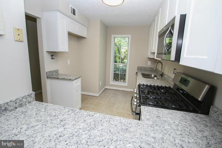 9999 Oakton Terrace Road, Unit 9999 Oakton, VA 22124 - Photo 3 of 30 Kitchen
