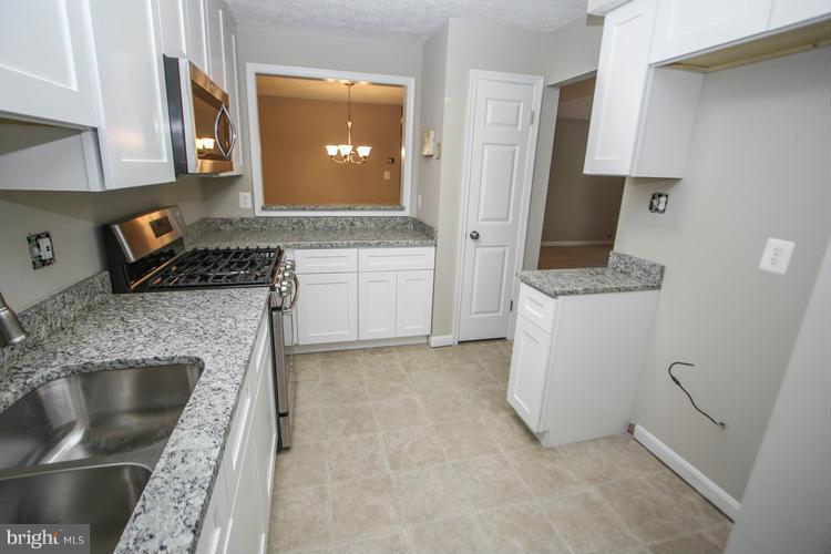 9999 Oakton Terrace Road, Unit 9999 Oakton, VA 22124 - Photo 4 of 30 Kitchen