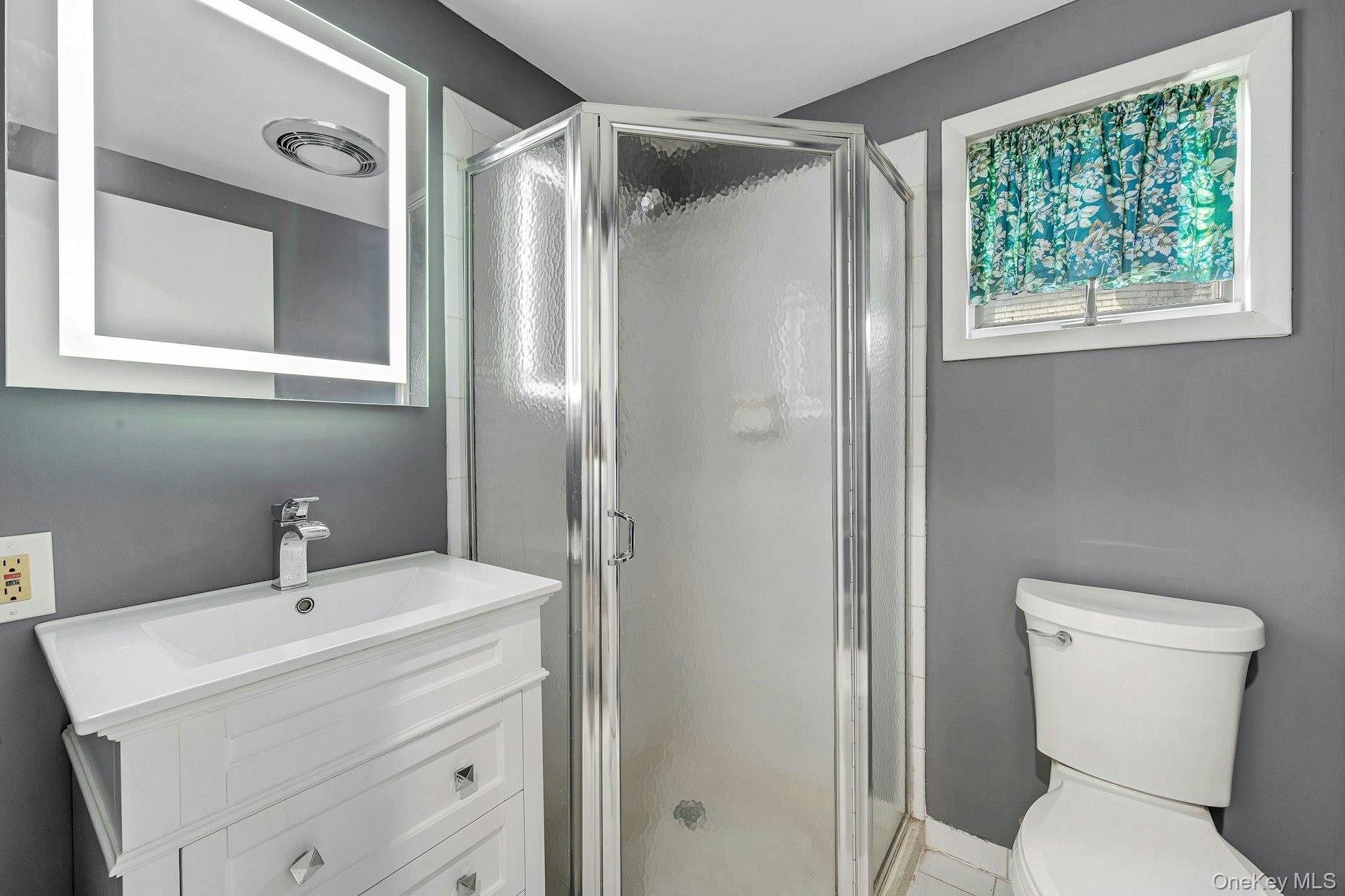 10 Carman Road Scarsdale, NY 10583 - Photo 15 of 32 1st Floor Bathroom